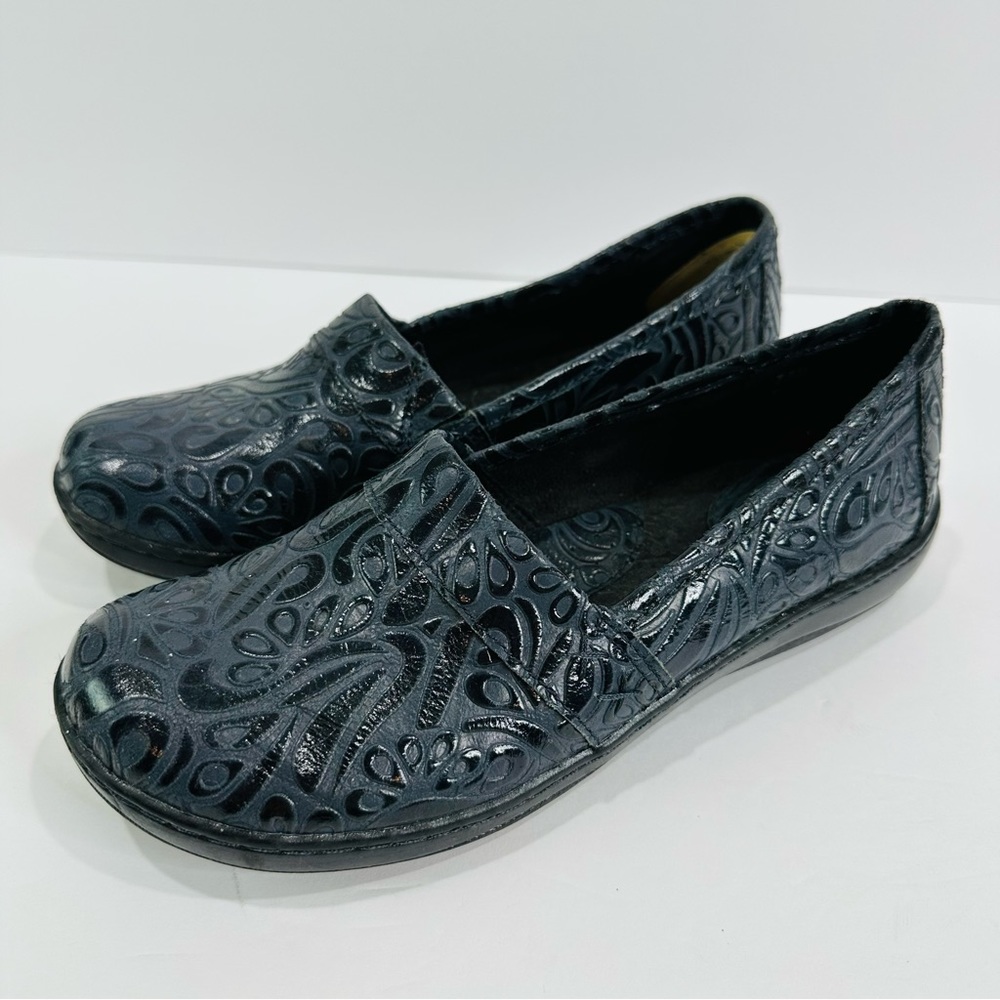 💚 BOC BORN CONCEPT BLUE EMBOSSED LEATHER WOMENS SIZE 7.5 GREAT CONDITION